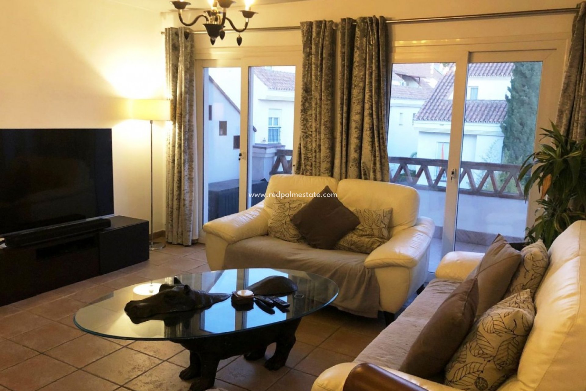 Resale - Villa -
El Coto