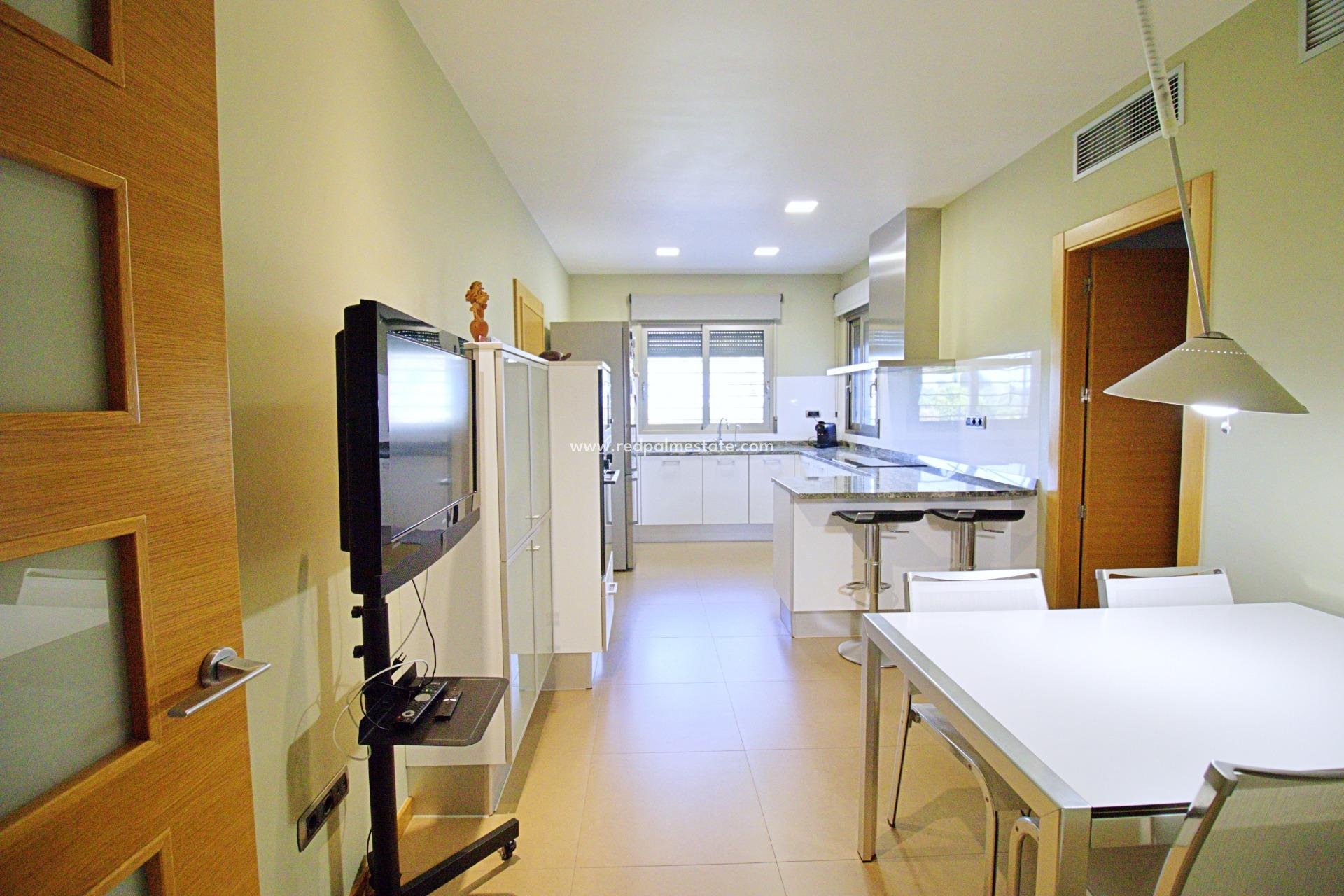 Resale - Villa -
Elche - Peña las Águilas
