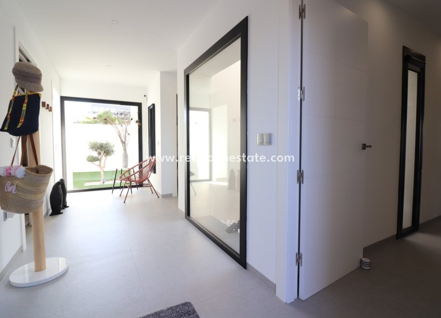 Resale - Villa -
Formentera del Segura