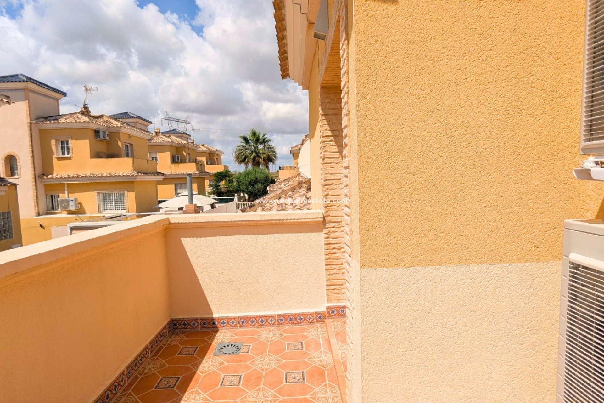 Resale - Villa -
Lo Crispin