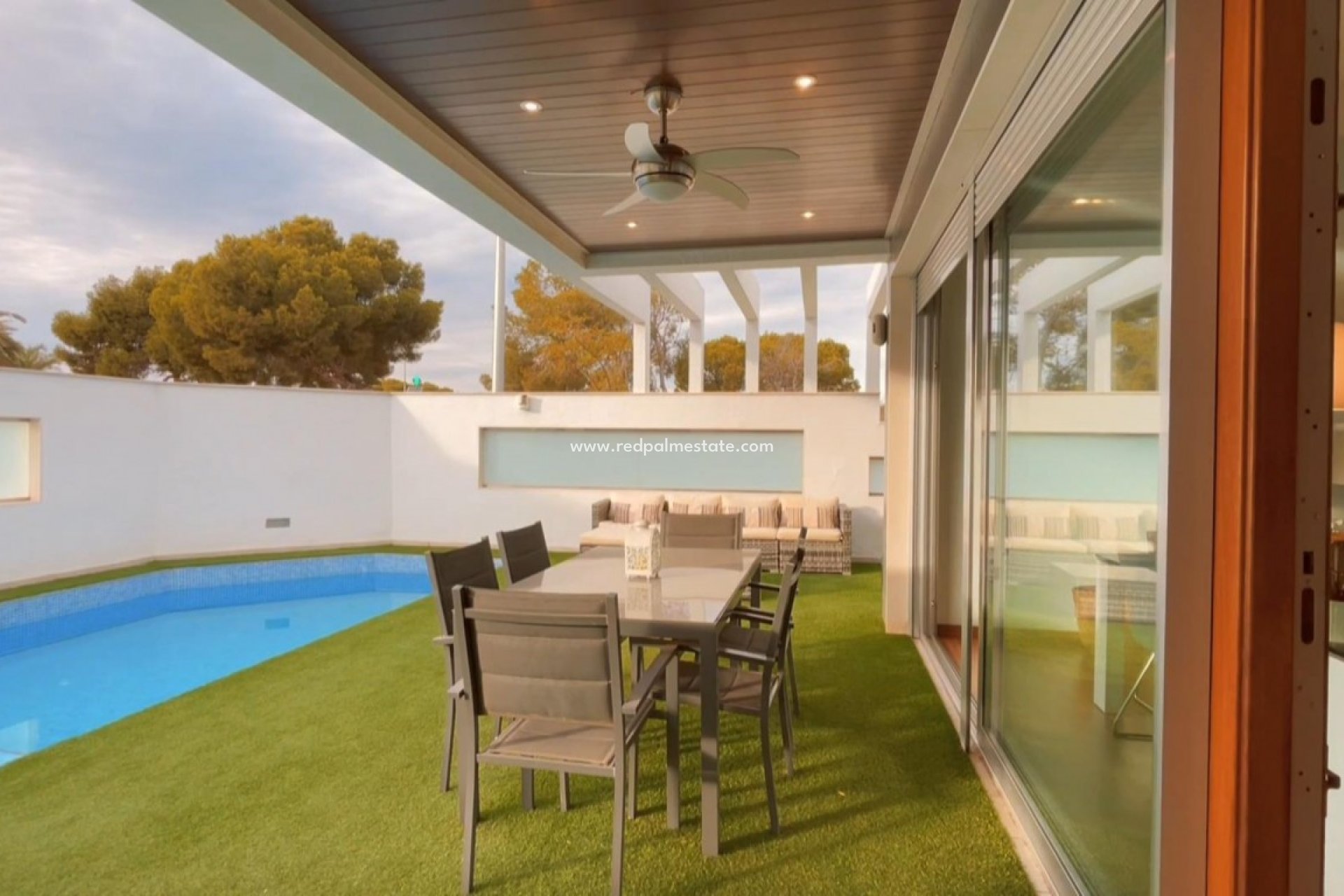 Resale - Villa -
Mil Palmeras - Costa Blanca