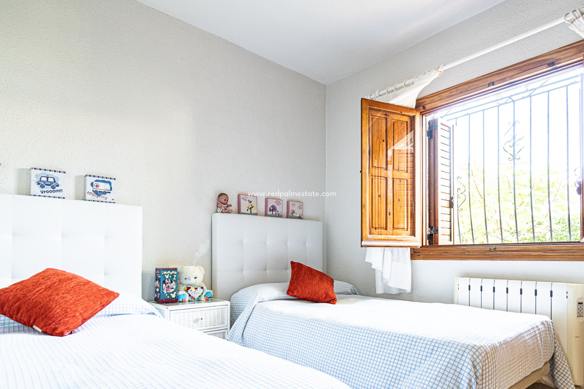 Resale - Villa -
Orihuela Costa - Beachside