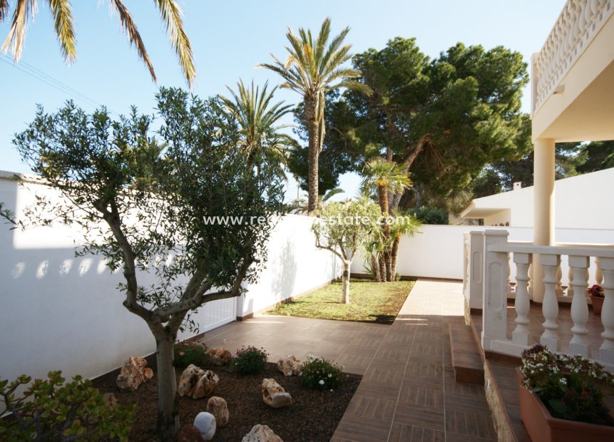 Resale - Villa -
Orihuela Costa - Cabo Roig