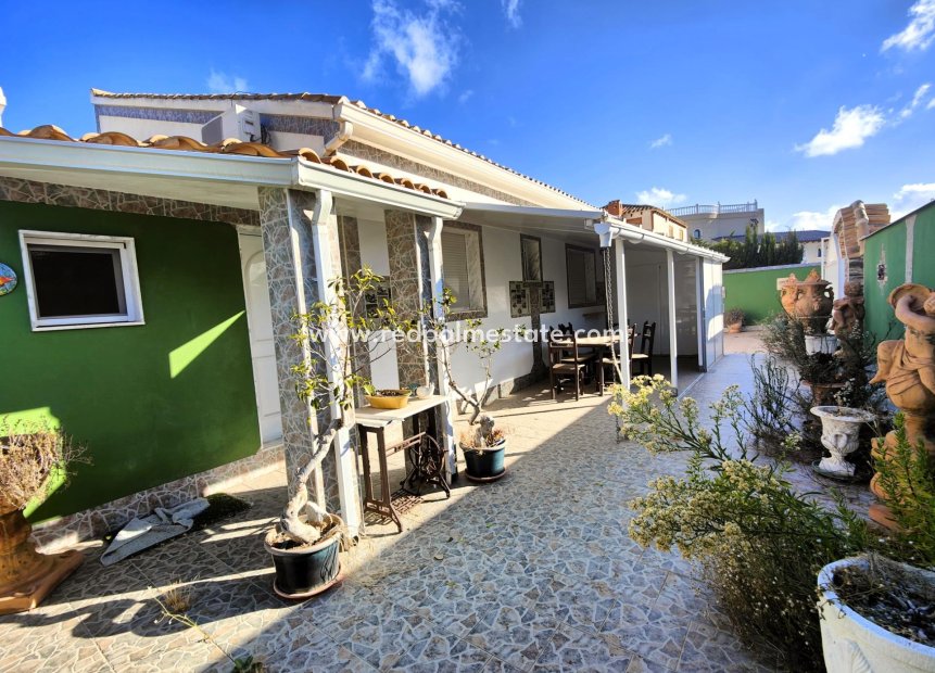 Resale - Villa -
Orihuela Costa - Campoamor