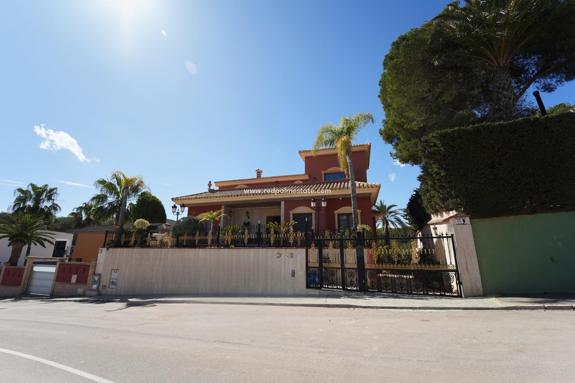 Resale - Villa -
Orihuela Costa - Campoamor