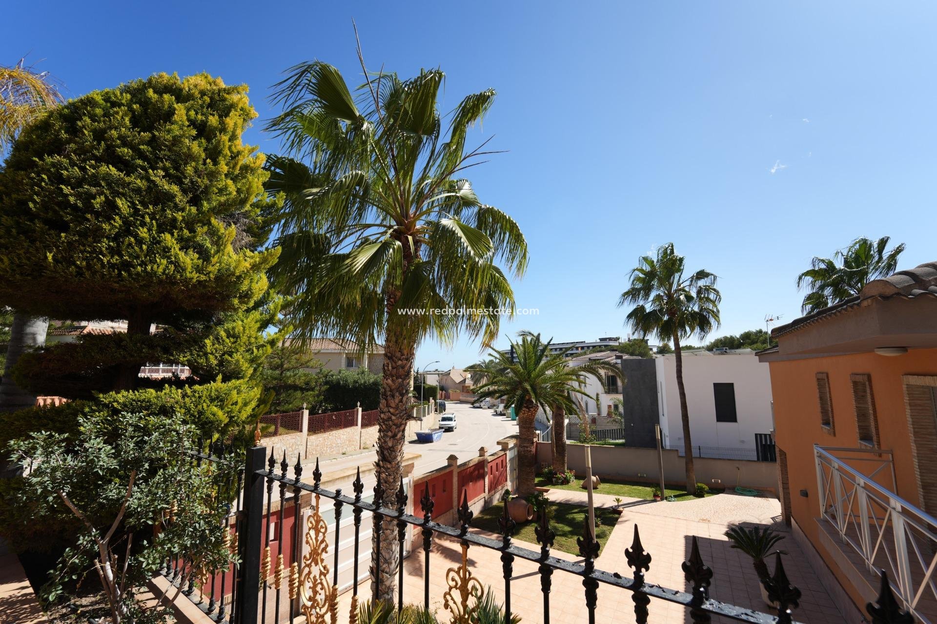 Resale - Villa -
Orihuela Costa - Campoamor