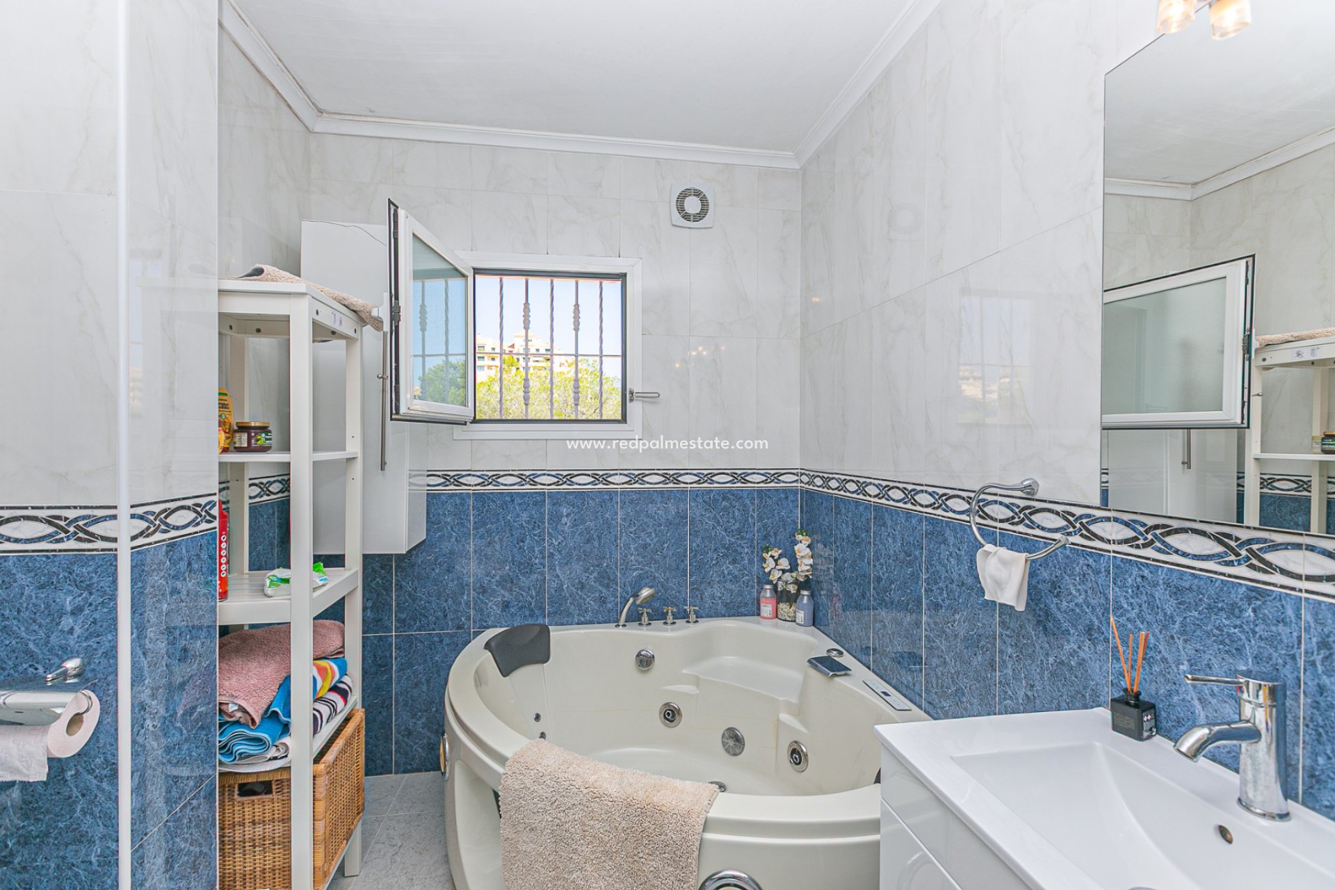 Resale - Villa -
Orihuela Costa - Campoamor