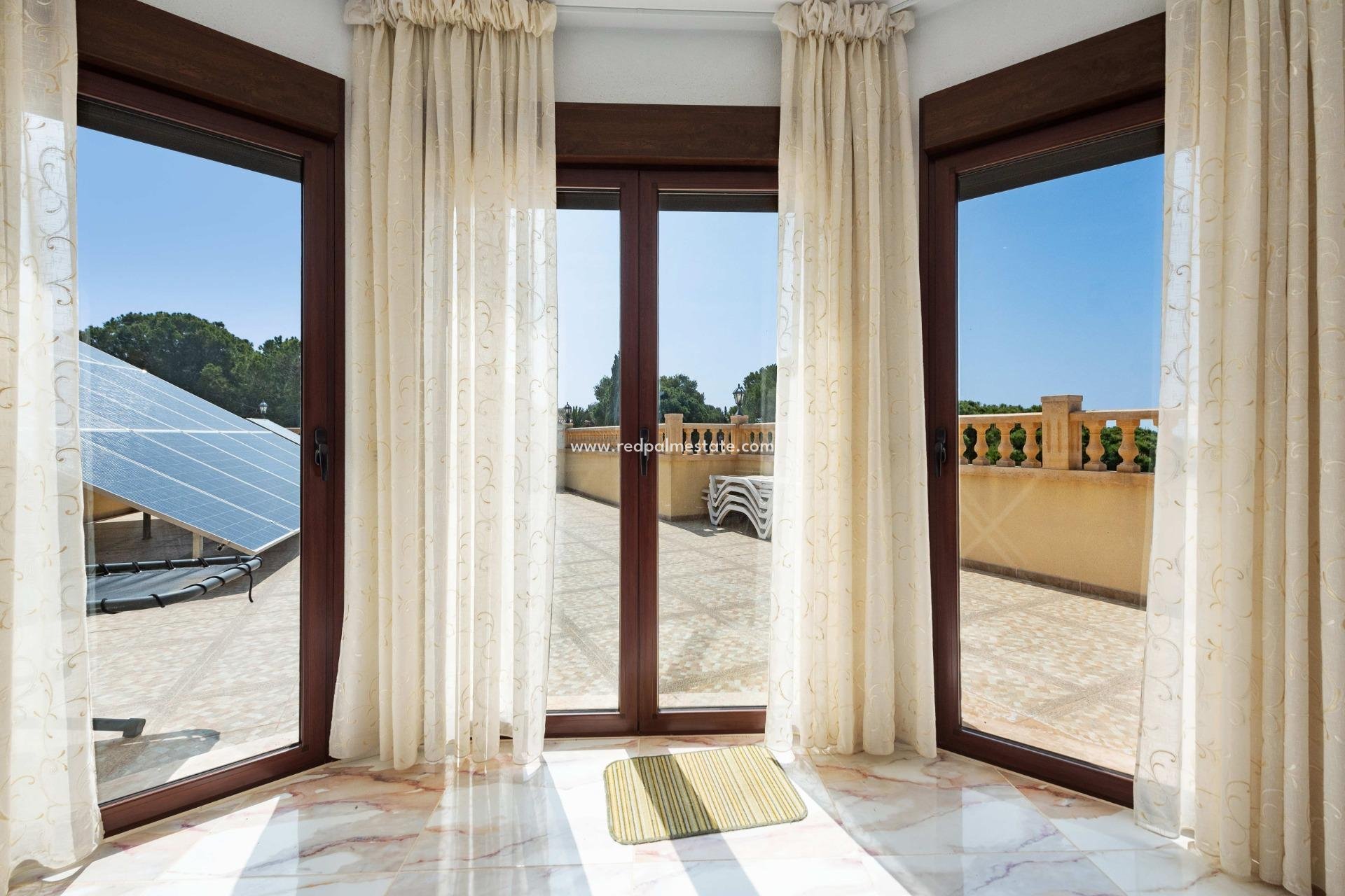 Resale - Villa -
Orihuela Costa - Campoamor