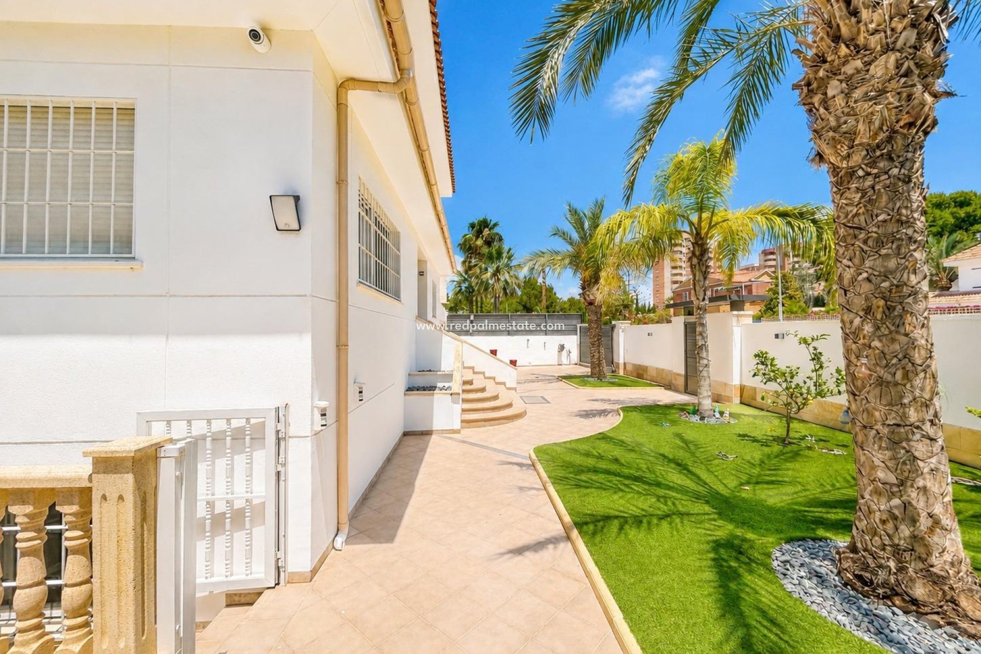 Resale - Villa -
Orihuela Costa - Campoamor