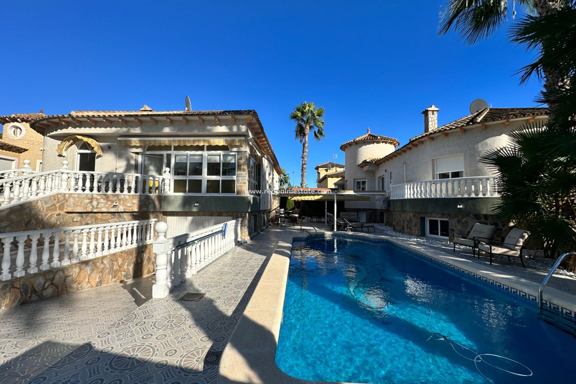 Resale - Villa -
Orihuela Costa - Inland