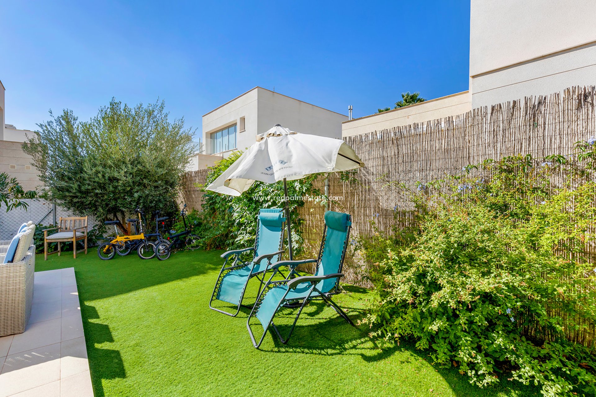 Resale - Villa -
Orihuela Costa - Inland