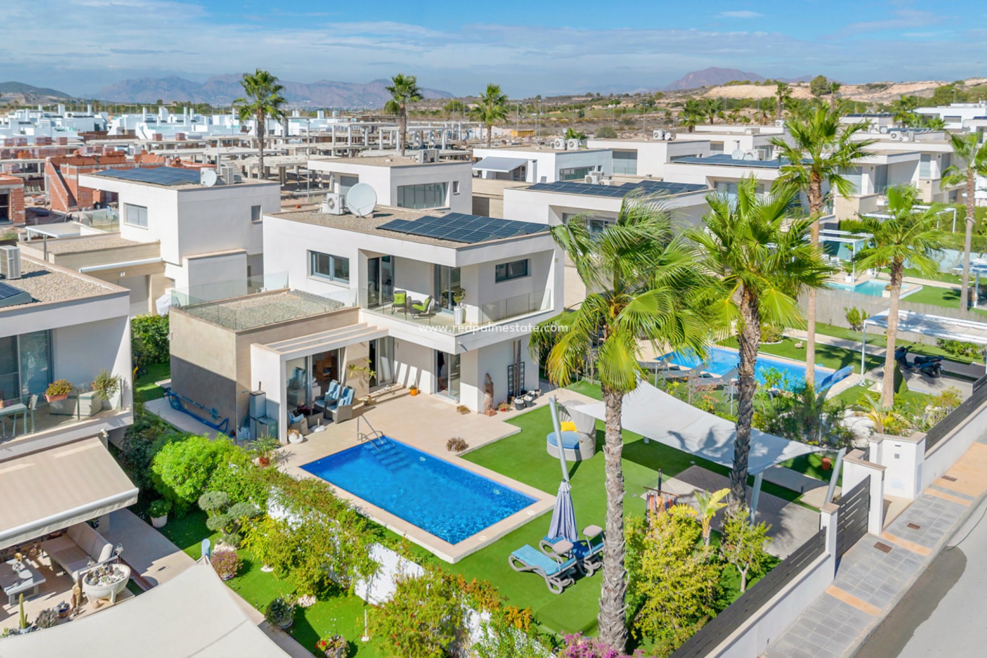 Resale - Villa -
Orihuela Costa - Inland