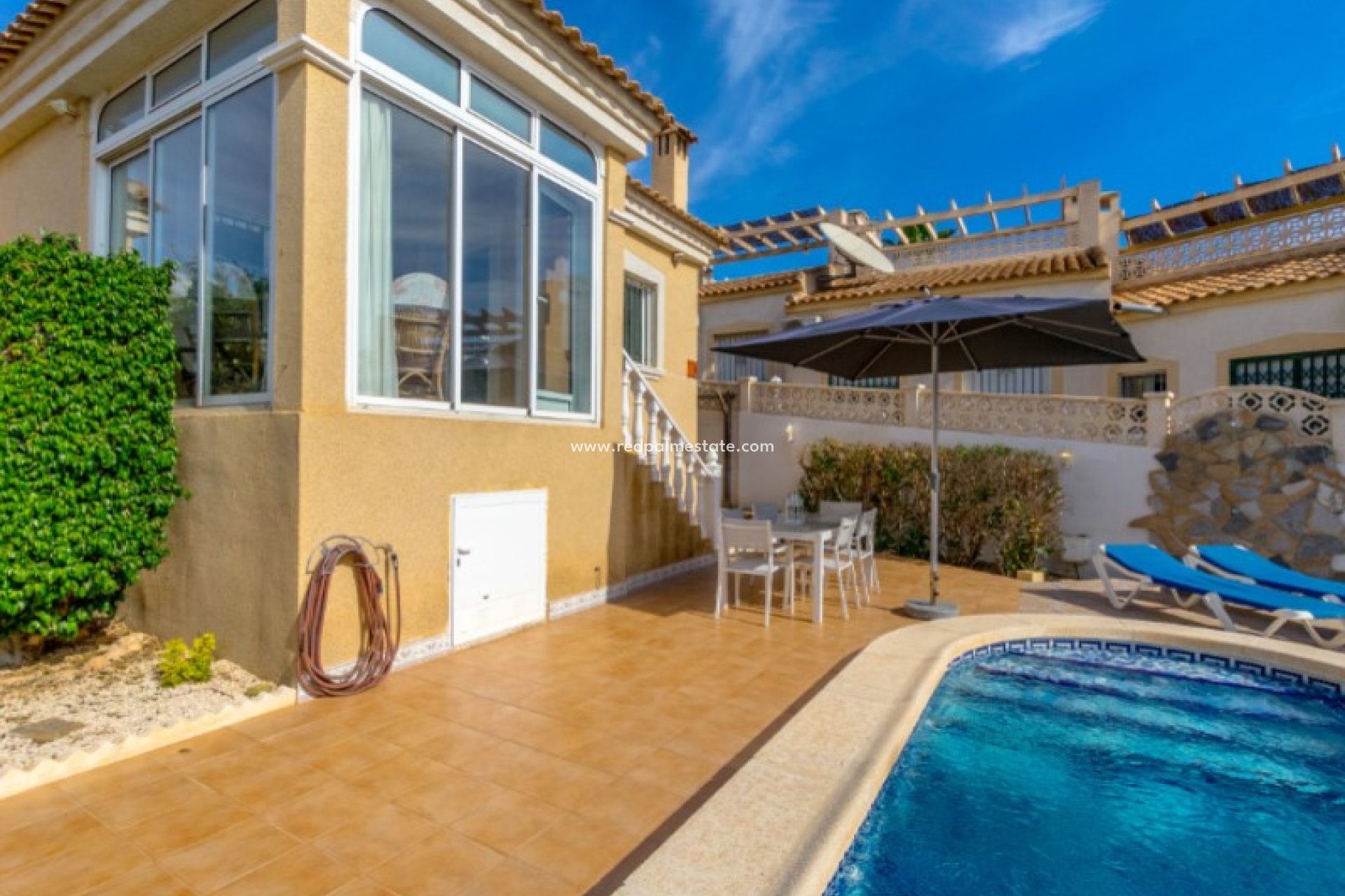 Resale - Villa -
Orihuela Costa - Inland