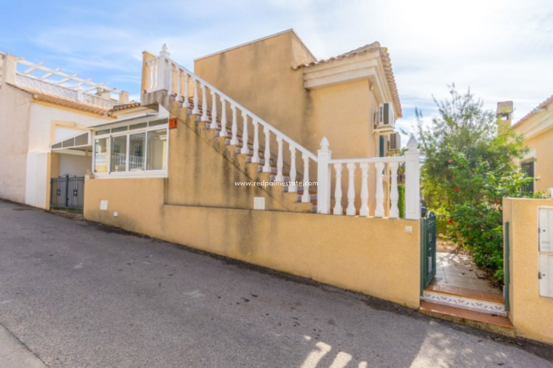 Resale - Villa -
Orihuela Costa - Inland