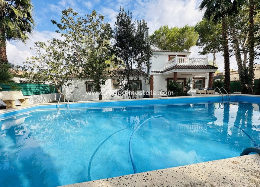 Resale - Villa -
Orihuela Costa - Inland