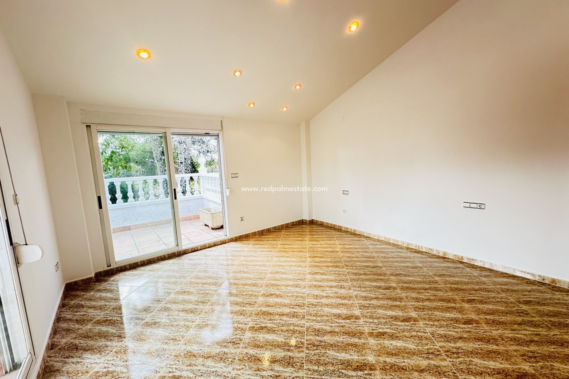 Resale - Villa -
Orihuela Costa - Inland