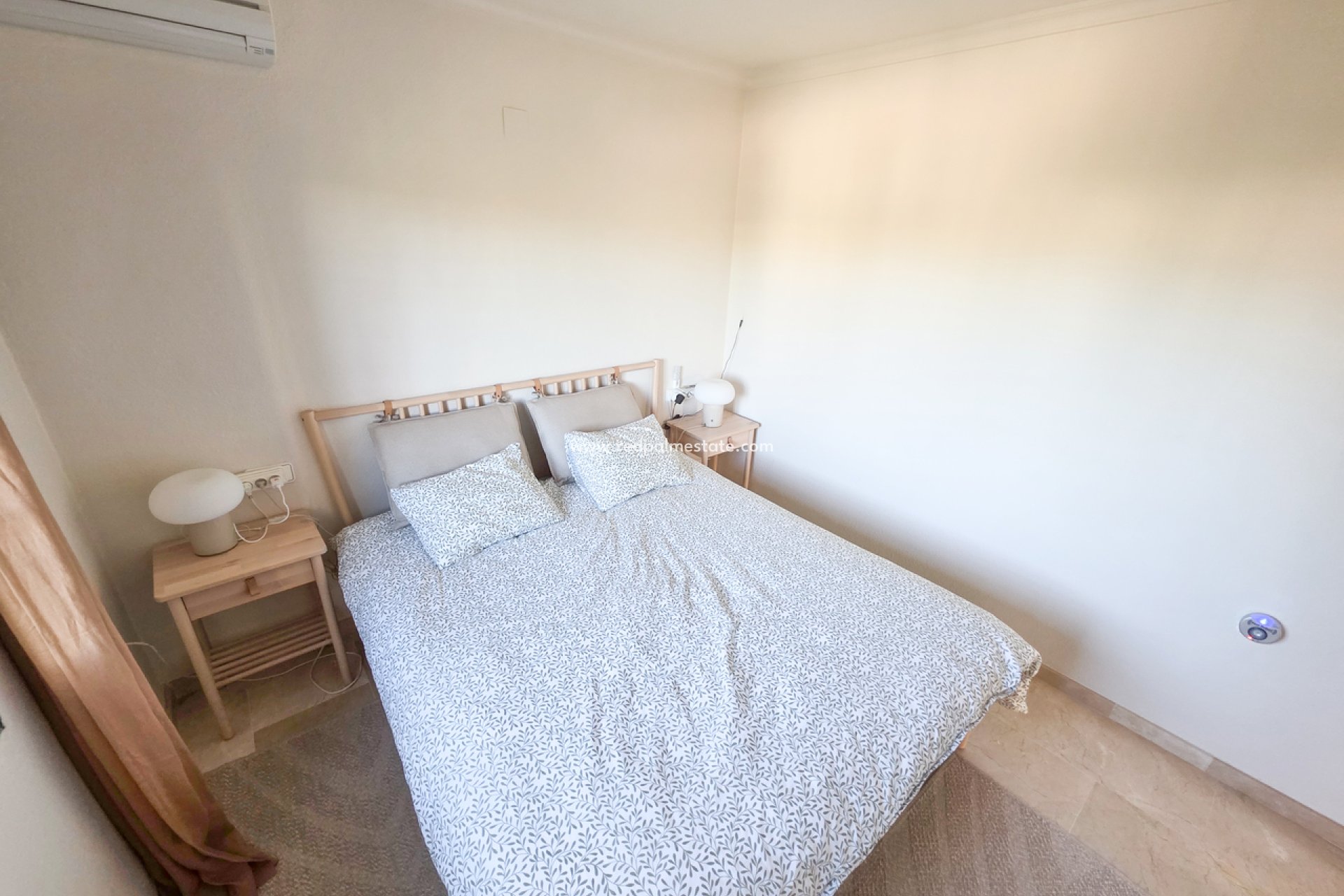 Resale - Villa -
Orihuela Costa - Inland