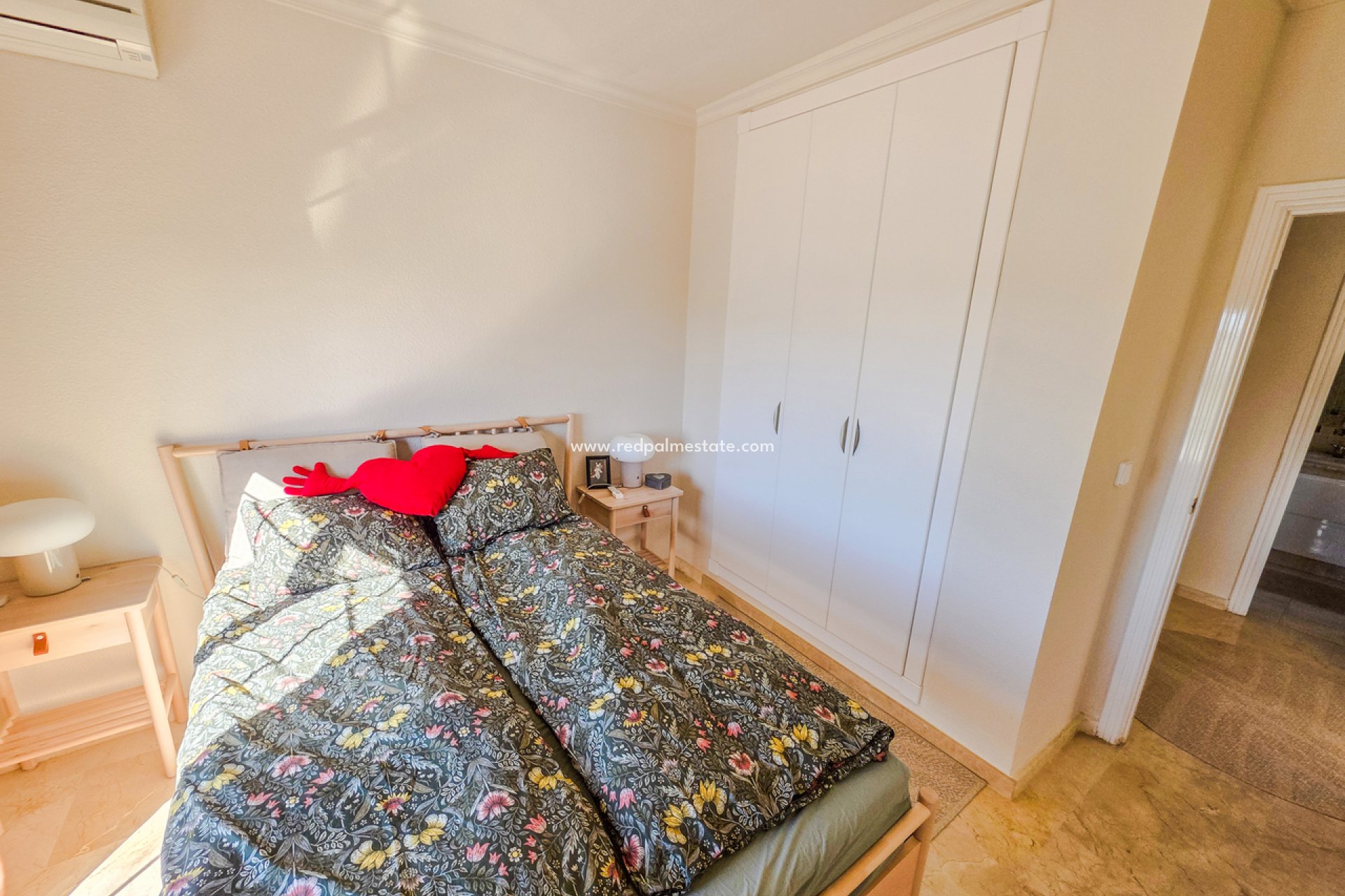 Resale - Villa -
Orihuela Costa - Inland