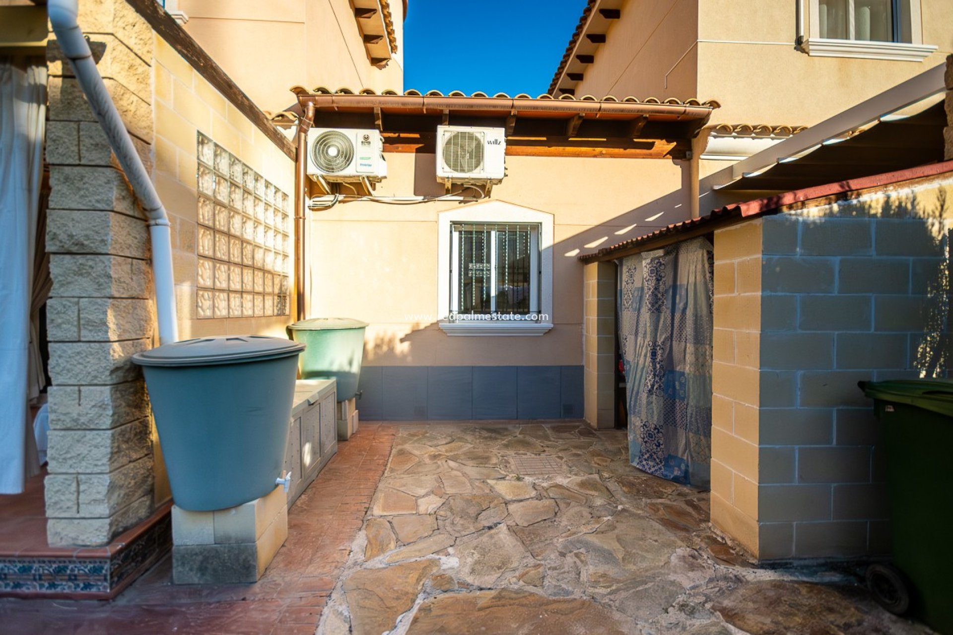 Resale - Villa -
Orihuela Costa - Inland