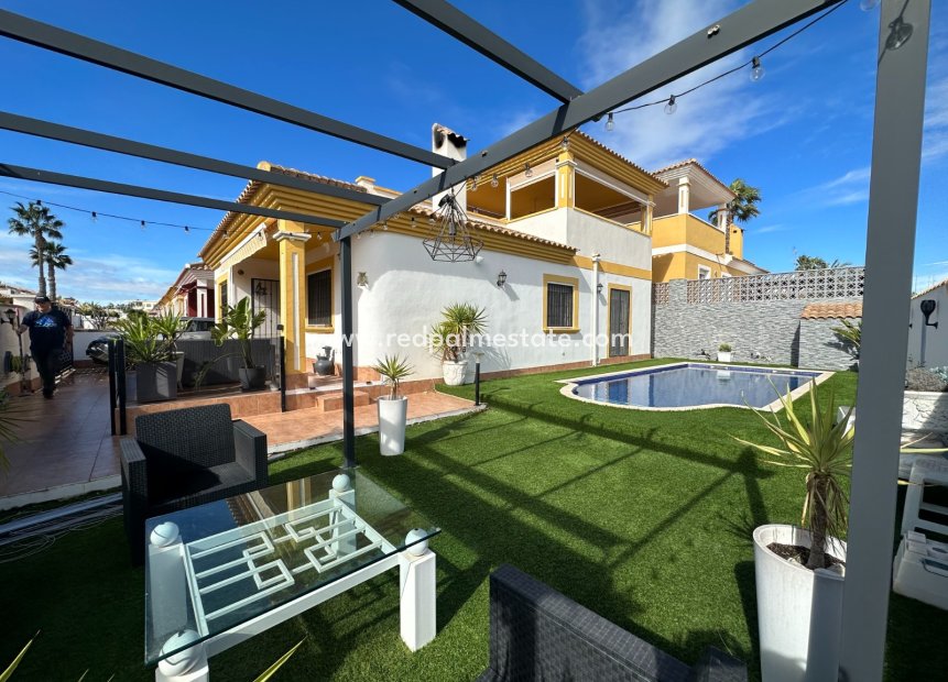 Resale - Villa -
Orihuela Costa - Inland