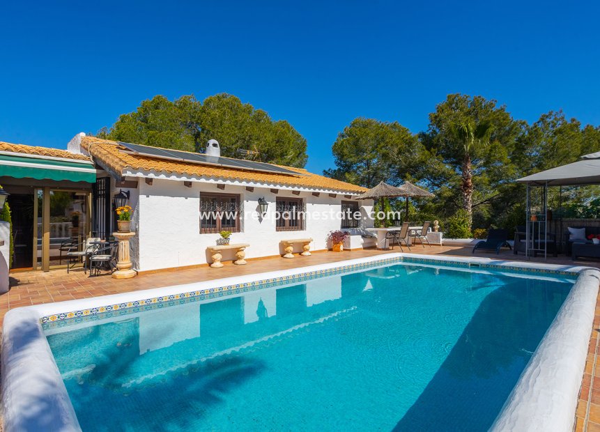 Resale - Villa -
Orihuela Costa - Inland