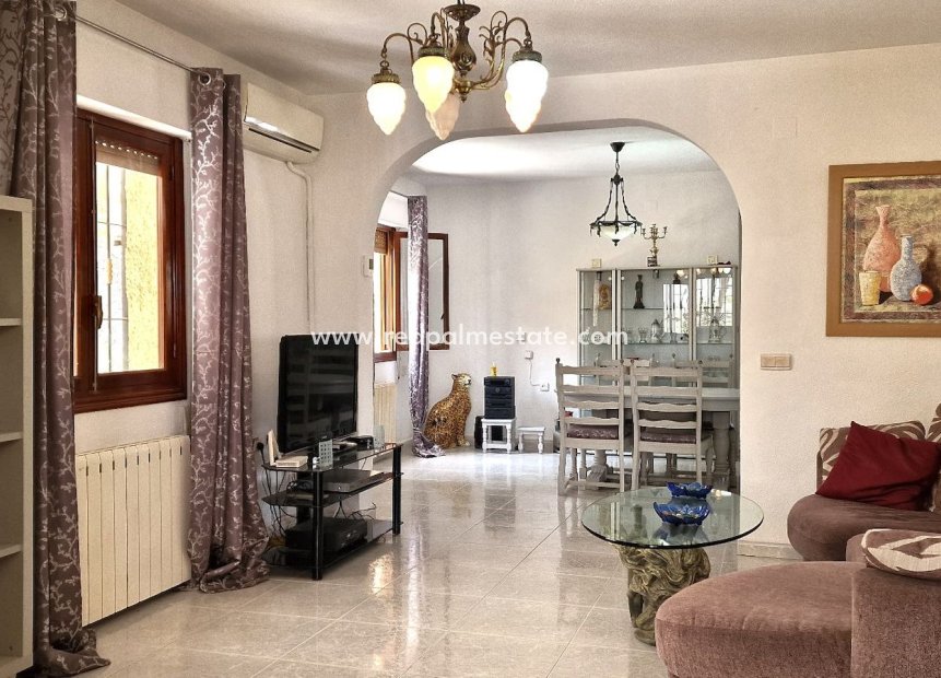 Resale - Villa -
Orihuela Costa - Inland
