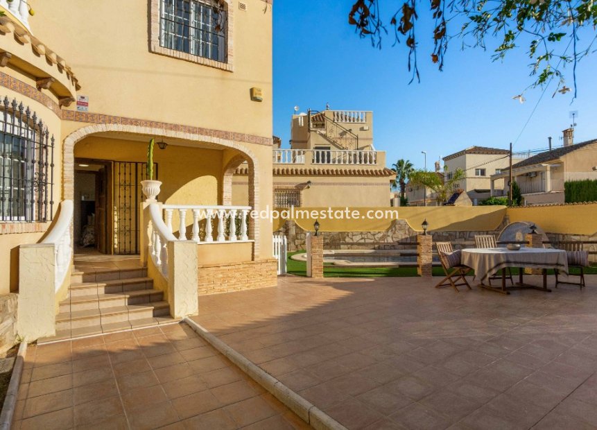 Resale - Villa -
Orihuela Costa - La Florida