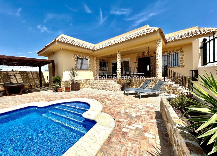 Resale - Villa -
Orihuela Costa - La Zenia