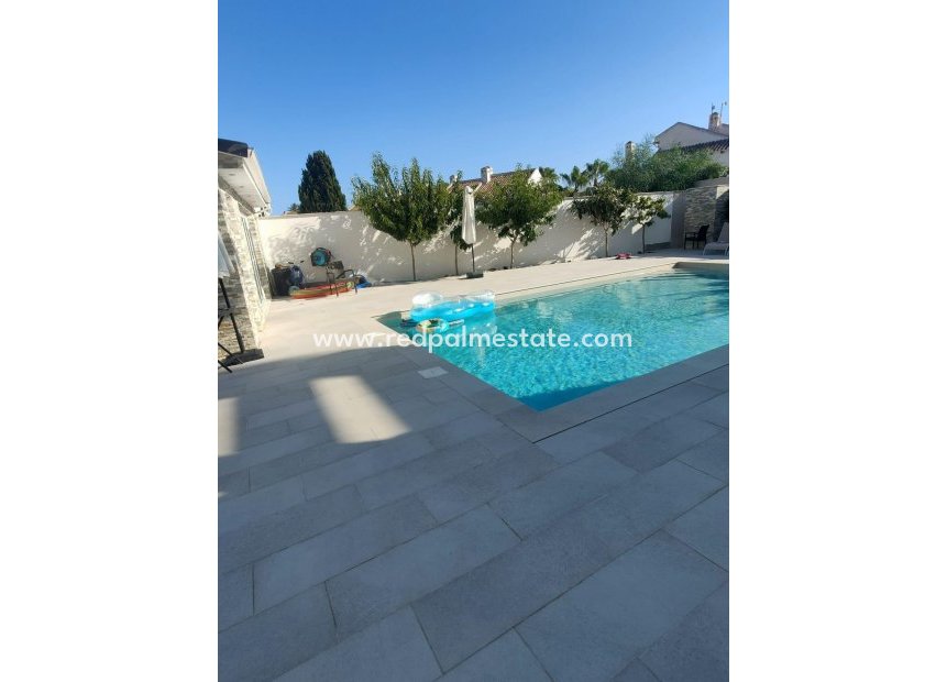 Resale - Villa -
Orihuela Costa - La Zenia