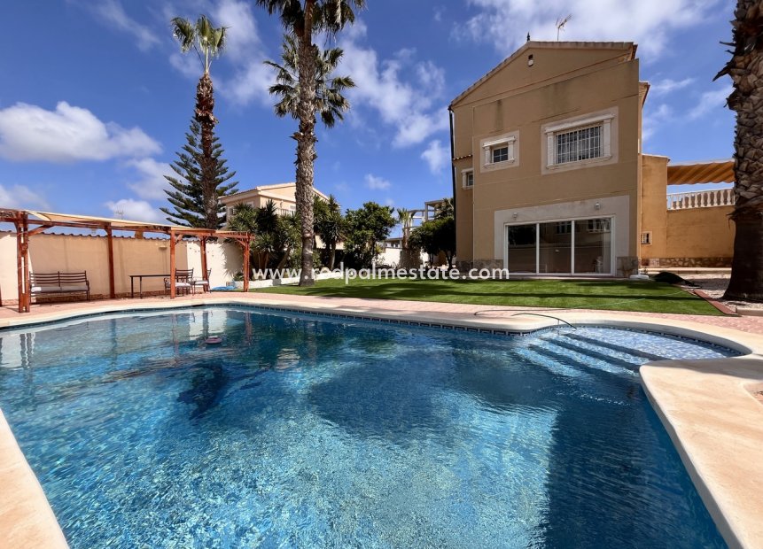 Resale - Villa -
Orihuela Costa - La Zenia