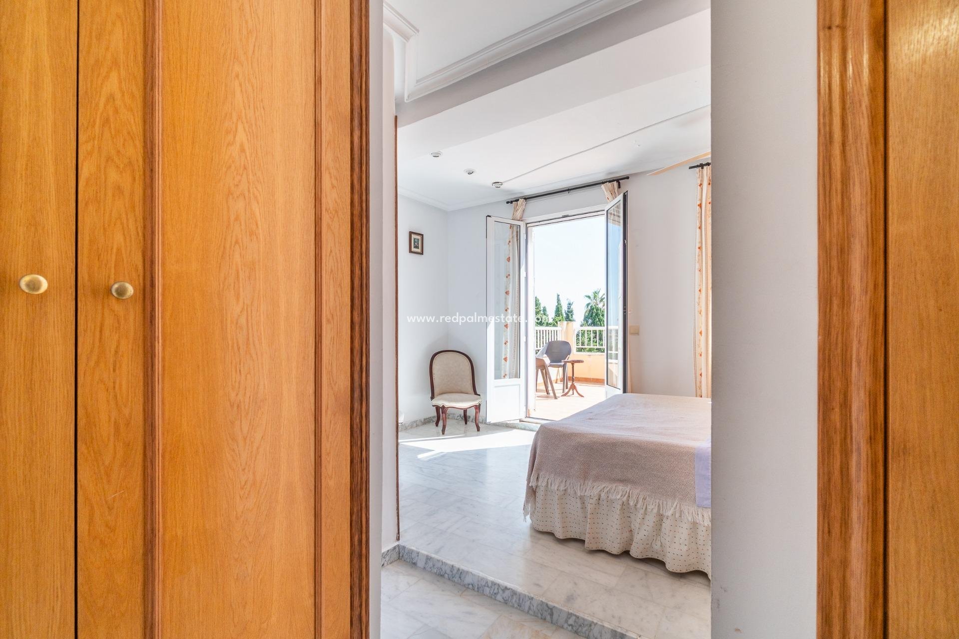 Resale - Villa -
Orihuela Costa - La Zenia