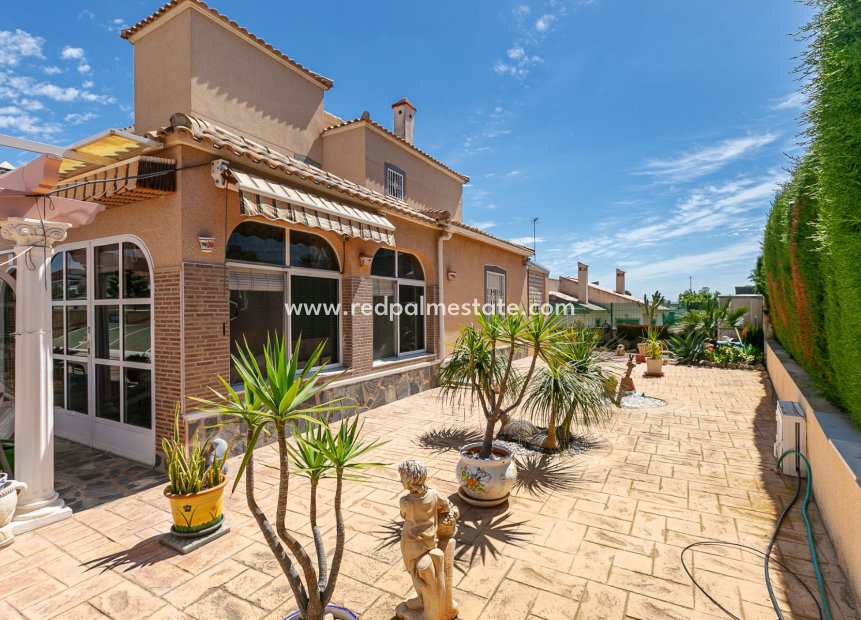 Resale - Villa -
Orihuela Costa - La Zenia