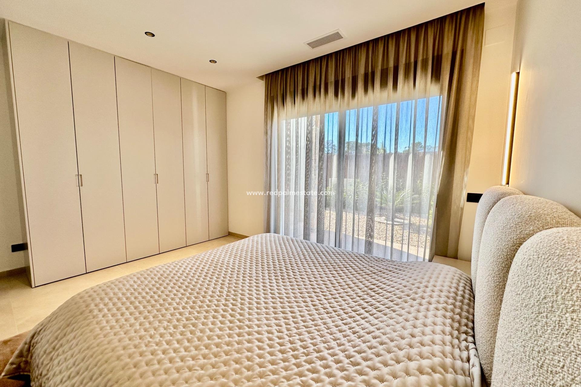 Resale - Villa -
Orihuela Costa - Las Colinas Golf