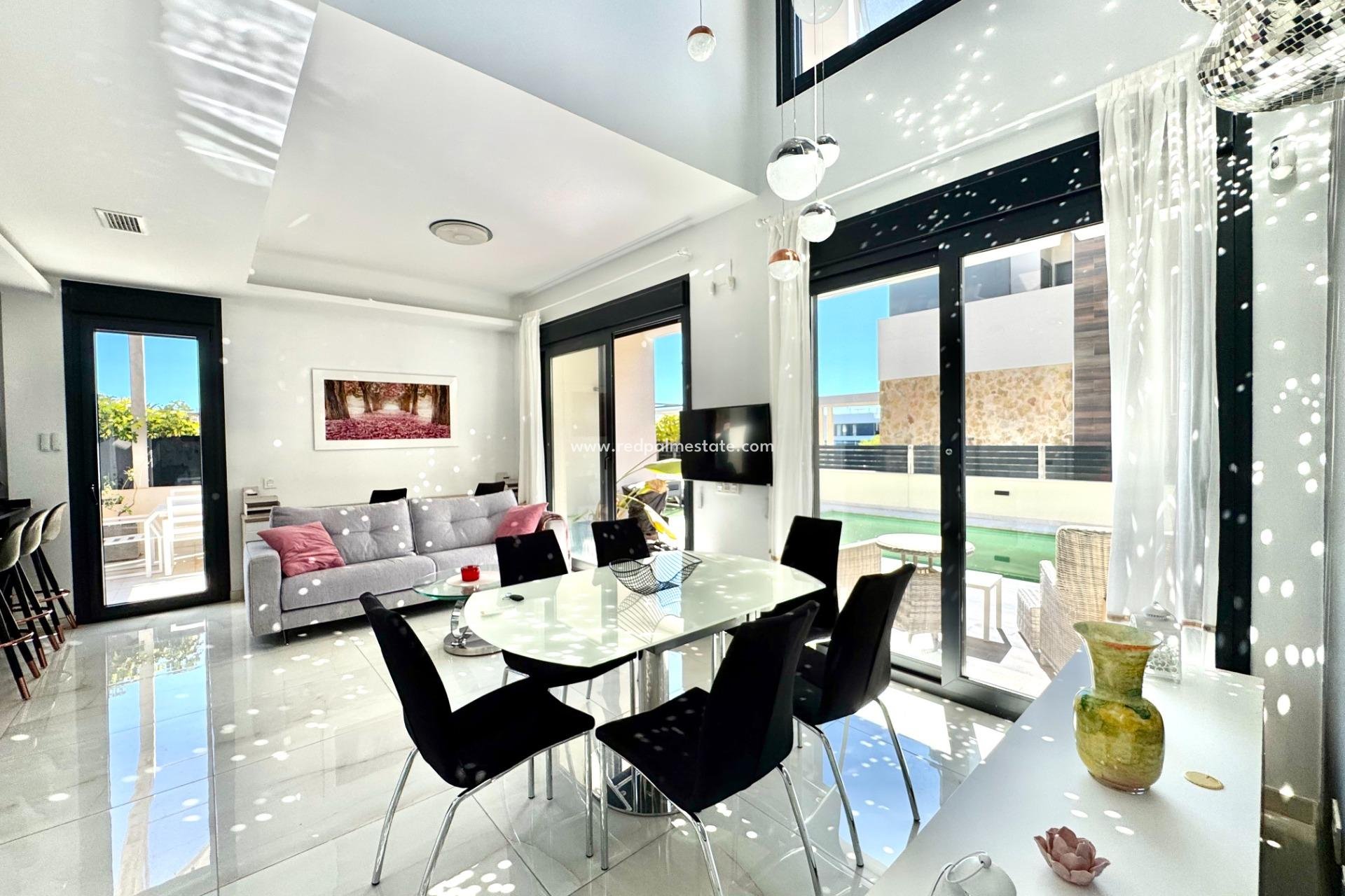 Resale - Villa -
Orihuela Costa - Lomas de Cabo Roig