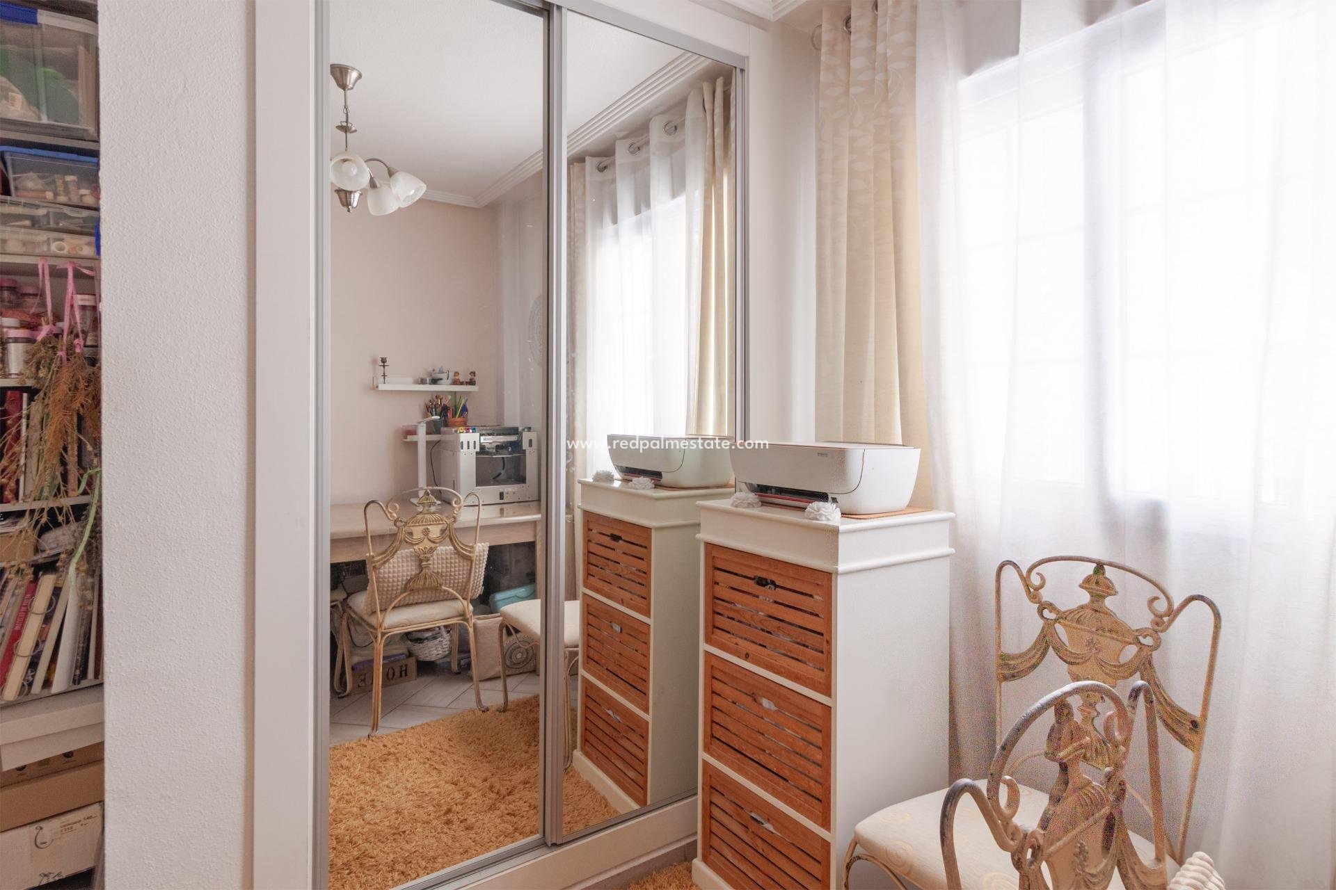 Resale - Villa -
Orihuela Costa - Los Almendros-la Florida