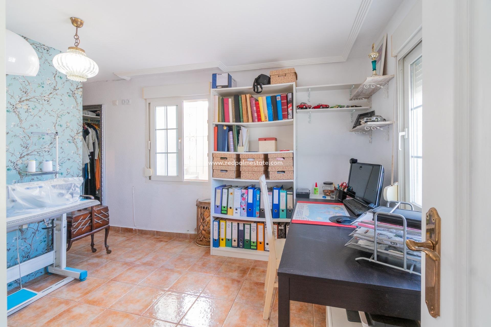 Resale - Villa -
Orihuela Costa - Los balcones