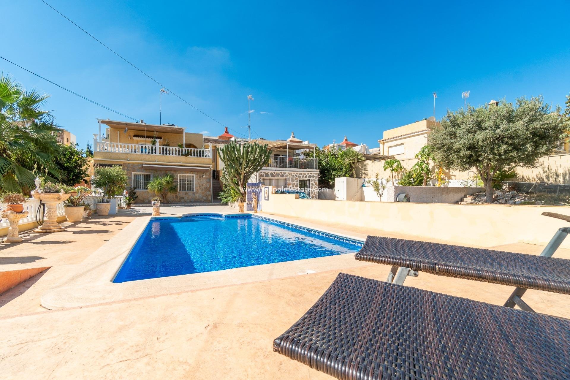 Resale - Villa -
Orihuela Costa - Los balcones