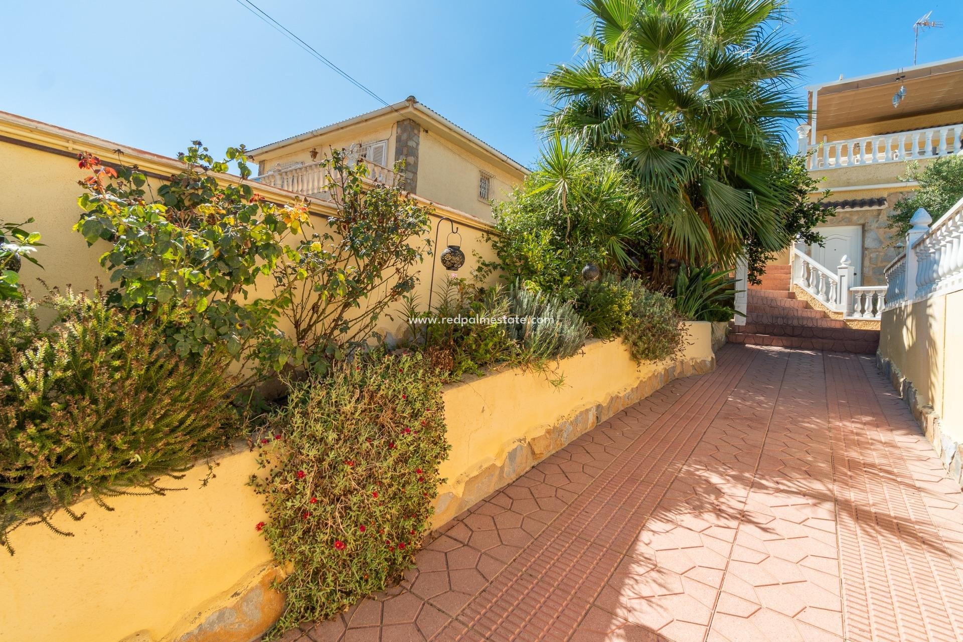 Resale - Villa -
Orihuela Costa - Los balcones