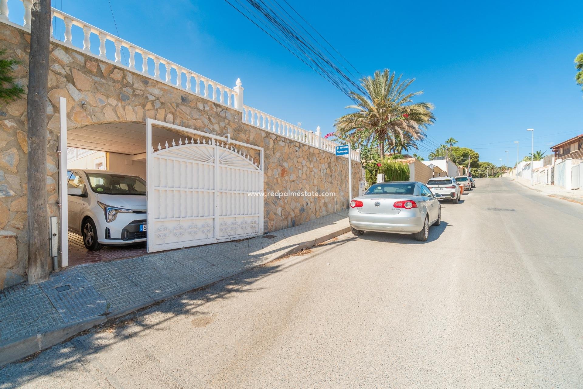 Resale - Villa -
Orihuela Costa - Los balcones