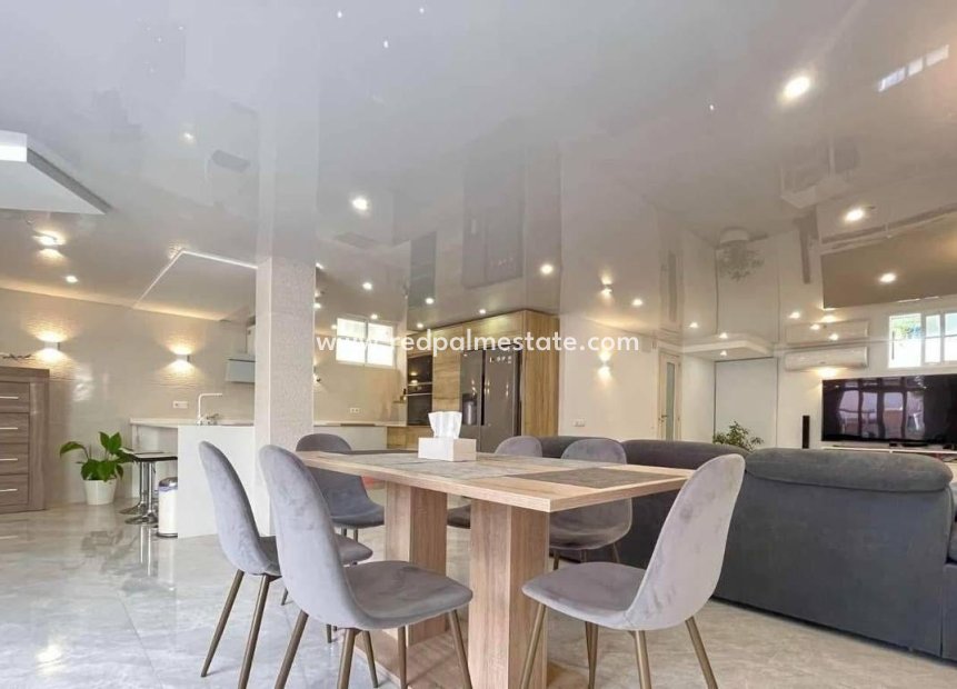 Resale - Villa -
Orihuela Costa - Los balcones