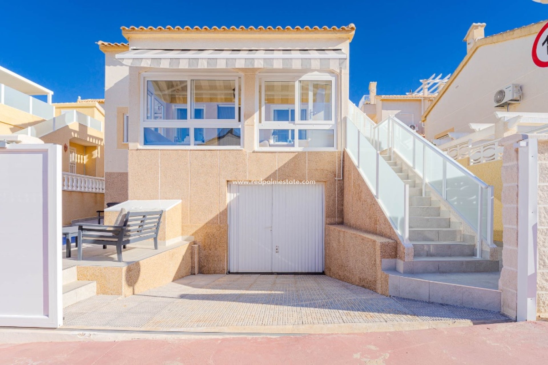 Resale - Villa -
Orihuela Costa - Los balcones