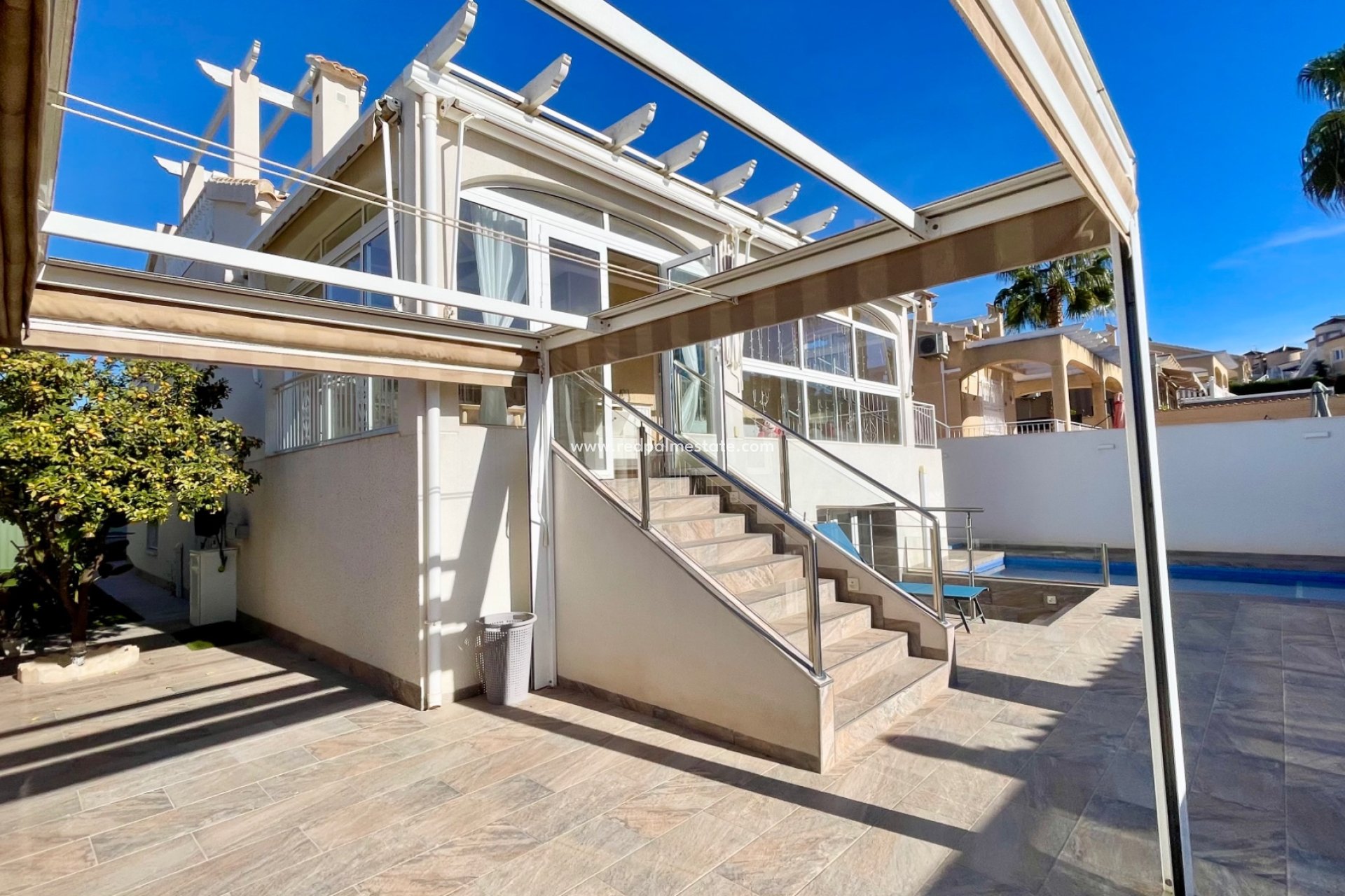 Resale - Villa -
Orihuela Costa - Los balcones