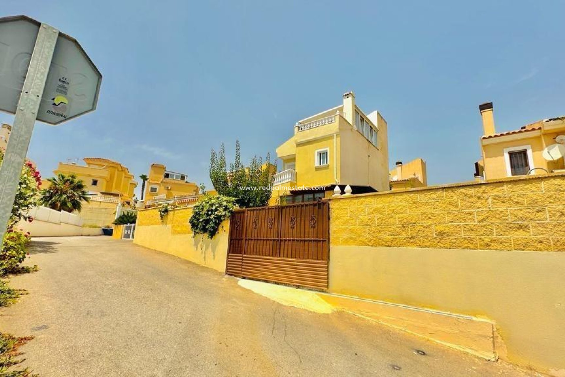 Resale - Villa -
Orihuela Costa - Montezenia