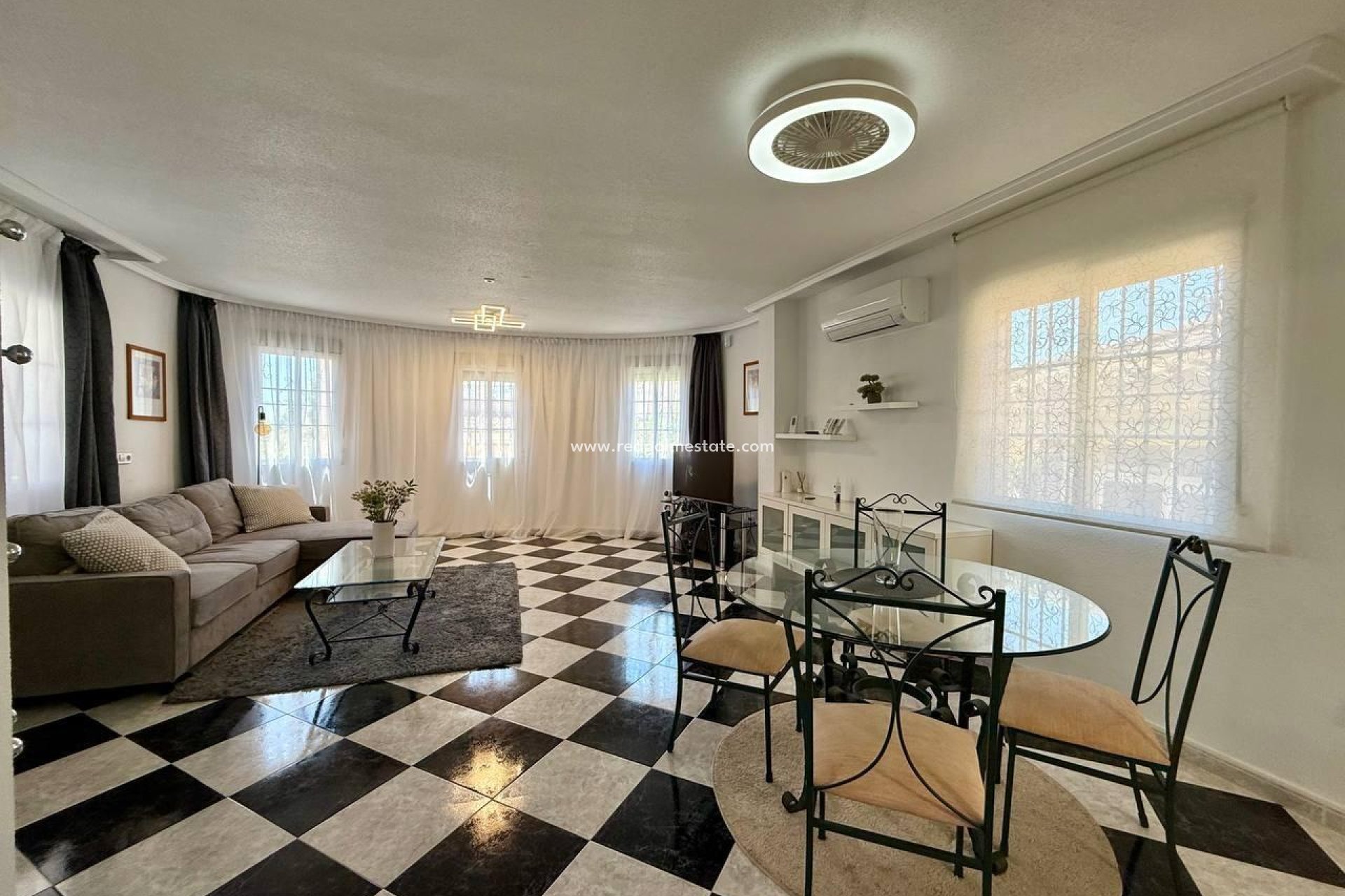 Resale - Villa -
Orihuela Costa - Playa Flamenca