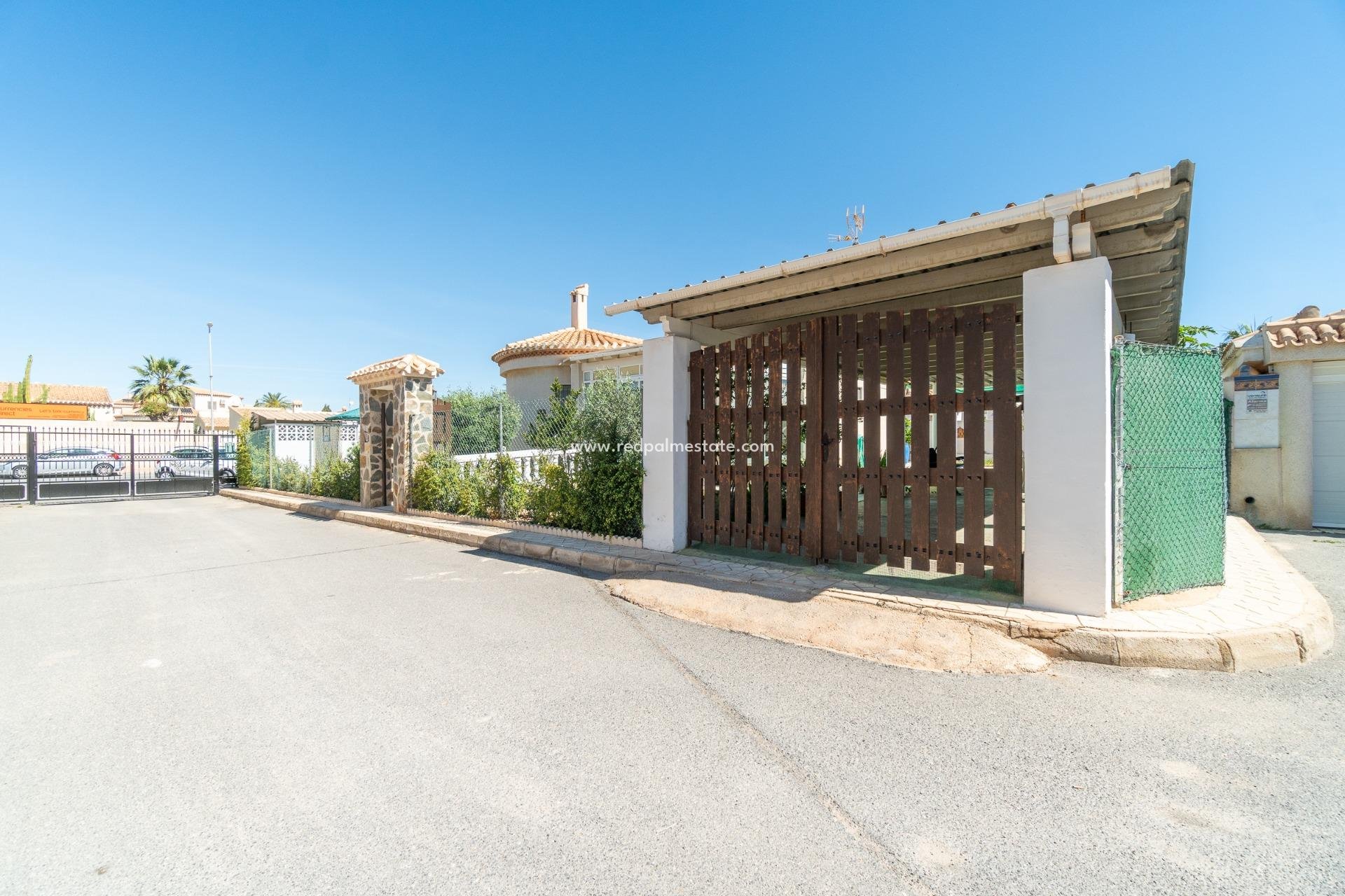 Resale - Villa -
Orihuela Costa - Playa Flamenca