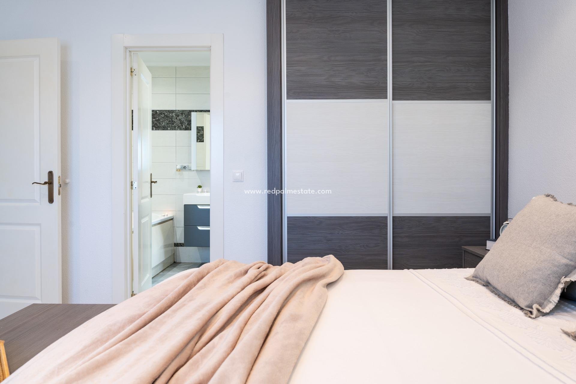 Resale - Villa -
Orihuela Costa - Playa Flamenca