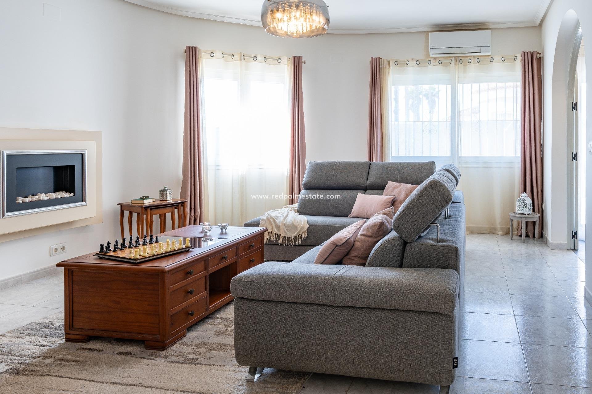 Resale - Villa -
Orihuela Costa - Playa Flamenca