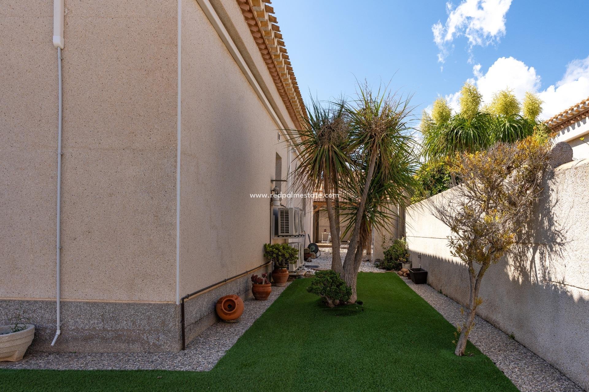 Resale - Villa -
Orihuela Costa - Playa Flamenca