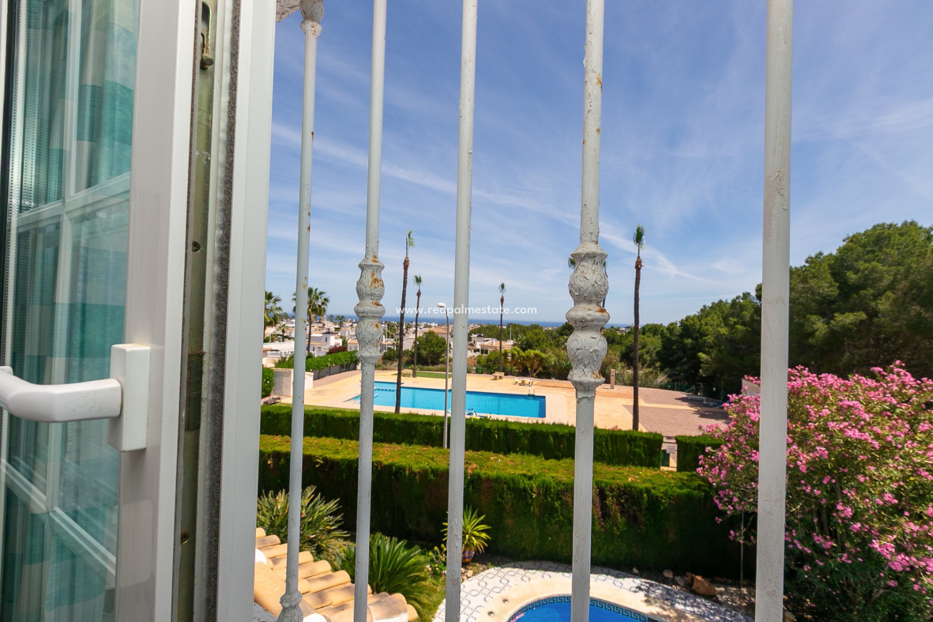 Resale - Villa -
Orihuela Costa - Rioja