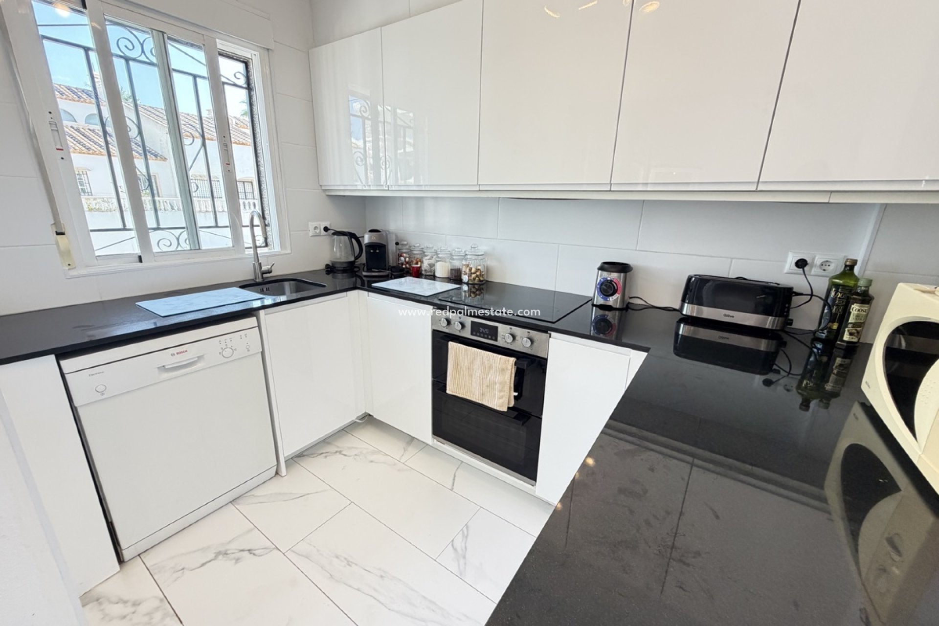 Resale - Villa -
Orihuela Costa - Villamartín
